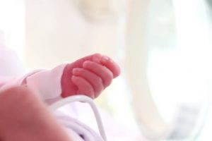 Unul dintre cei zece bebeluşi depistaţi cu COVID-19 la Timişoara are rezultat negativ la cel de-al doilea test