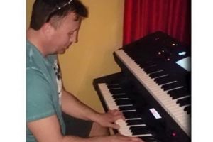 VIDEO: Mureşenii stau acasă: Florin Șuteu cântă la orgă