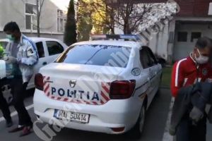 VIDEO: Doi bărbaţi au bătut doi bătrâni de la care au furat o sumă considerabilă. Au fost reţinuţi de poliţişti