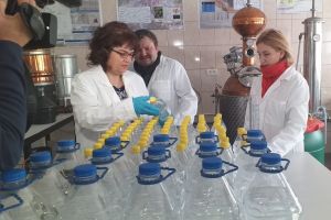 Universitatea „Aurel Vlaicu” a donat spitalelor peste 1000 de litri de DEZINFECTANT