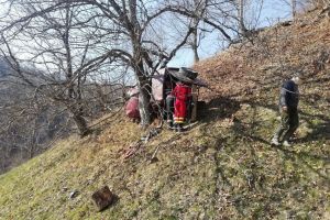 Șofer care s-a răsturnat cu maşina într-o râpă, preluat în stare gravă de elicopterul SMURD