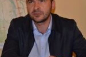 Risipă de bani la bugetul Caransebeşului. „Oamenii care intră în bloc merg acasă unde au apă şi săpun!”