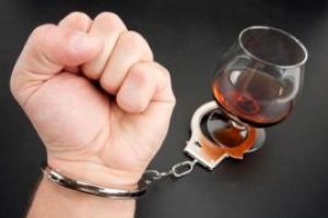 Sighetu Marmaţiei: A urcat la volan după ce a consumat alcool şi a acroşat un autoturism ce staţiona