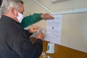 FOTO: Prima localitate din Mureş care are dispozitive de dezinfectare în blocuri!