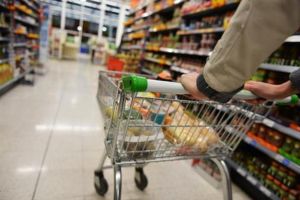 Clarificări pentru cumpărăturile de Paşti. Cum procedăm ca să nu încălcăm ordonanţa militară