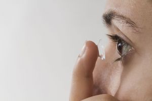 Purtarea lentilelor de contact. Avantaje şi riscuri