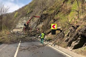 Trafic restricţionat pe Valea Oltului – Circulaţia auto oprită temporar