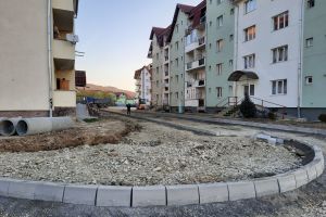 Lucrările la infrastructura din jurul blocurilor sociale, în plină desfăşurare (FOTO)