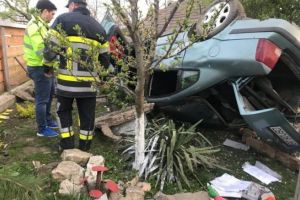 Un şofer beat s-a răsturnat cu maşina, azi-noapte, în curtea unui imobil din Ploieşti