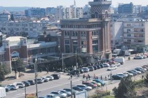 Ploieştenii s-au înghesuit la cumpărături, în plină restricţie de circulaţie