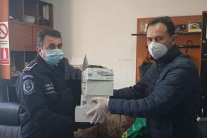 Marian Andronache şi Eugen Tomac au oferit materiale de protecţie sucevenilor din linia ...