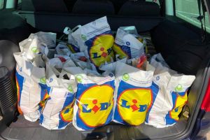 Cumpără un coş de produse, de 50 de lei, pentru o persoană nevoiaşă
