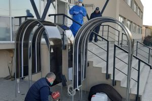 Cinci tuneluri de dezinfectare, montate la Spitalul din Grădişte