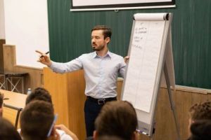 „Cum să urmărim mai eficient cursurile online?”, cu Ovidiu Oltean