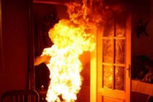 Tentativă de omor la Sibiu – Un individ a stropit un bărbat cu diluant şi i-a dat foc