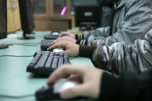 Bani de calculator, pentru elevii cu venituri reduse/ Cererile se depun până pe 17 aprilie