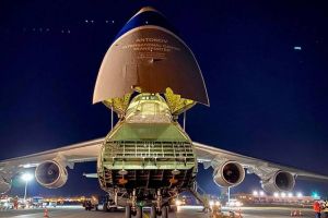 Cel mai mare avion de tip cargo din lumea a aterizat marţi la Bucureşti. A adus din China echipamente necesare medicilor din linia I