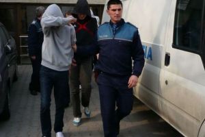 Trei tineri reţinuţi de poliţişti. Au dat o spargere într-o casă din judeţ