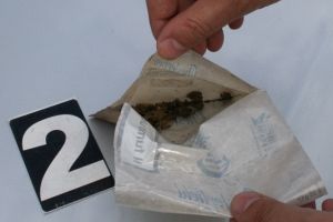 Un şofer drogat a fost prins de poliţişti cu substanţe interzise asupra lui
