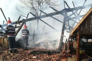 UPDATE VIDEO| INCENDIU la o anexă gospodărească din Lupşa. Intervin pompierii cu două autospeciale