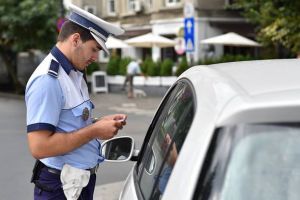 Depistat în trafic beat şi fără dreptul de a conduce