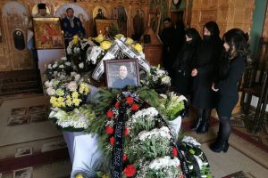 Pr. Istrate Iovu, condus pe ultimul drum cu măşti şi mănuşi, la Mănăstirea Strâmba (FOTO)