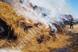 De trei ore, pompierii încearcă să stingă un incendiu într-o fermă din Nucet