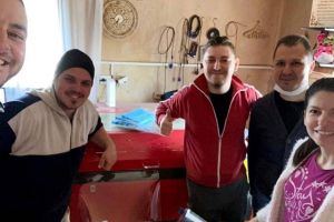 În vestul ţării, voluntarii confecţionează viziere pentru medicii din prima linie, care luptă cu COVID-19. Îi puteţi ajuta!