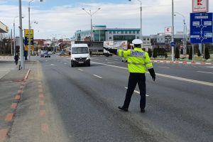 O persoană a fugit din izolare şi alte 83 au fost amendate că au ieşit din case marţi la Sibiu
