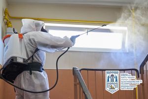 FOTO. Continuă dezinfecţia scărilor de bloc din municipiul Satu Mare