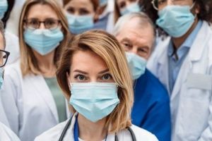 REVOLTĂ. Personalul medical, susţinut să refuze să lucreze fără echipament de protecţie!