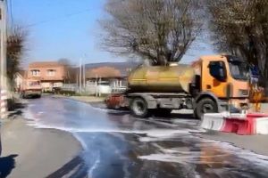 VIDEO: Străzi din Târgu-Mureş, spălate şi dezinfectate