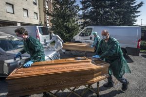 Morţii COVID, duşi direct la groapă. Doar două persoane din familie merg la înmormântare. Preoţii au măşti şi mănuşi. „Rânduiala înmormântării este adaptată situaţiei”, spune un preot din Botoşani