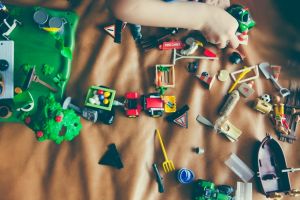 Izolare distractivă – Cinci jocuri simple de făcut în casă pentru devoltarea creativităţii celor mici