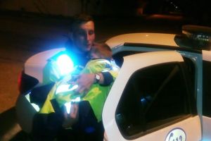 FOTO Copil de doi ani, căzut într-o râpă, salvat de poliţişti. Unul dintre ei l-a încălzit sub haina sa