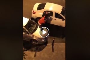 „Fac ceva pe ordonanţele militare!” Scandalagii snopiţi în bătaie de către poliţişti  VIDEO