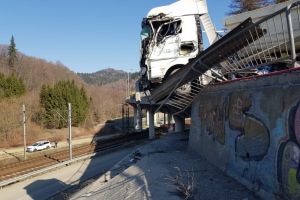 Accident rutier pe DN1, intre doua tiruri. Un autocamion, suspendat pe pod (galerie foto)