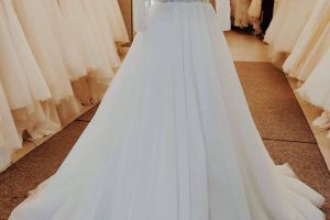 O tânără a scos la licitaţie o rochie de mireasă cu perle ca să strângă bani pentru spitalul din Botoşani