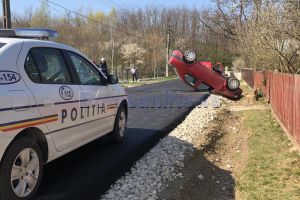 FOTO Accident la Botoşani! Un şofer băut s-a răsturnat cu maşina