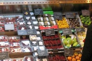 Anchetă a poliţiştilor timişeni: un vânzător de la un supermarket din Cenad ar fi fost înşelat de un cumpărător