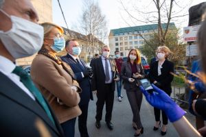 FOTO – Astrid Fodor: Ministrul Sănătăţii ne-a promis un nou transport de echipamente de protecţie pentru spitalele sibiene