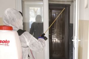 Au început acţiunile de dezinfectare a scărilor de bloc din oraş