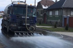 Dezinfecţia străzilor si trotuarelor continuă în comuna Şelimbăr