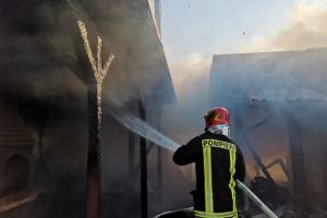 FOTO. Zi „DE FOC” pentru personalul din cadrul ISU Alba. Pompierii militari ÎNCĂ se luptă cu stingerea unor flăcări din judeţ, după o zi foarte solicitantă