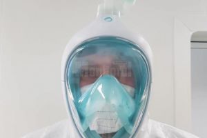 Măşti pentru scufundări, adaptate pentru medicii din Terapie Intensivă, de fostul ...