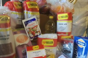 FOTO Beneficiarii programului ,,Dar din suflet pentru seniori” au primit, astăzi, pachete cu alimente