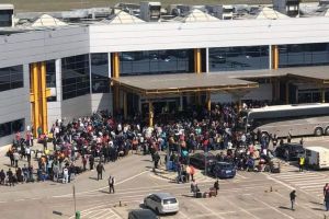 Aeroportul din Cluj-Napoca, luat cu asalt. De ce crede un preot care a slujit la Maieru că este ”o bătaie de joc”
