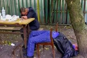 Scandal intre blocuri  / Beti morti, doi braileni cu chef de scandal au tulburat linistea unui bloc intreg