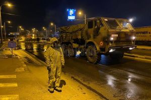 Dezinfecţie cu utilaje militare, pe străzile Sucevei, în lupta împotriva coronavirusului