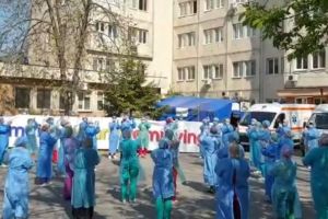 De bucurie ca au salvat un pacient: Medici si asistente s-au prins intr-o hora, in curtea spitalului (video) 